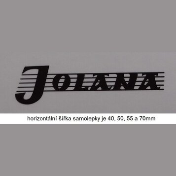 Detailní záběr na černou samolepku s nápisem Jolana. Písmo je stylizované, kurzivní a protkané několika vodorovnými linkami. Pod obrázkem je text: ho…