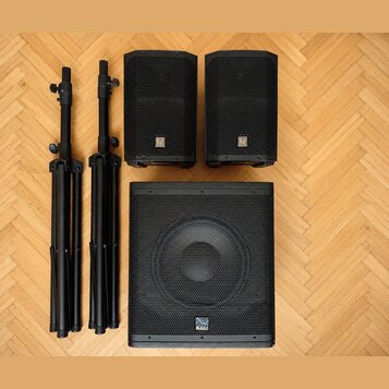 Dva černé reproduktory s logem Ey a jeden větší černý subwoofer s logem KALI. Soubor doplňují dva černé rozkládací reproduktorové stojany. Všechny ko…
