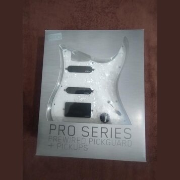 Krabice s produktem značky EMG, na které je zobrazen průhledný pickguard s třemi černými snímači. Na krabici jsou nápisy EMG, PRO SERIES a PREWIRED P…