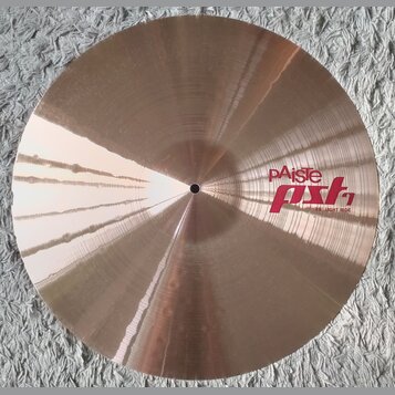 Kruhový činel v bronzové barvě s viditelným broušením povrchu. Na pravé straně je červený nápis pAiste PST 7 a pod ním menší text 20" LIGHT RIDE. Pov…