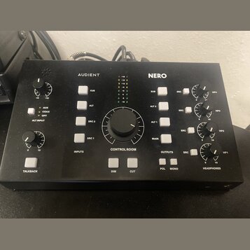 Černý kontrolní monitor Audient Nero s matným povrchem. Na předním panelu jsou umístěny bílé tlačítka, čtyři ovratové ovladače hlasitosti pro HP1 až…