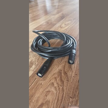 Černý svitkový kabel s konektory typu XLR na obou koncích. Na plášti kabelu je bílý nápis LAN CABLE a označení TIA/EIA. Povrch kabelu i konektorů vyk…