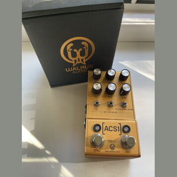 Kytarový efekt pedál v béžovém provedení s nápisem [ACS1] a logem WALRUS AUDIO. Na horní části jsou šest regulačních knoflíků s nápisy VOL, GAIN, ROO…