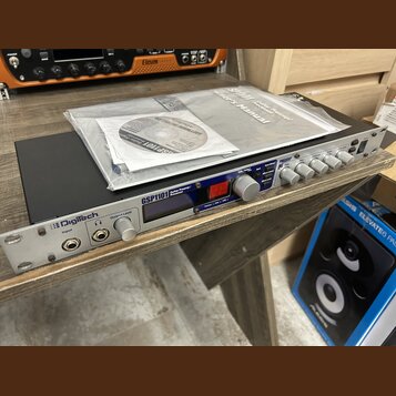 Stříbrno-černý rackový procesor s nápisem DigiTech a označením modelu GSP1101 Guitar Preamp / Processor. Přední panel obsahuje vstup Input, regulaci…