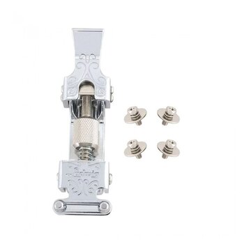 Stříbrný kovový mechanismus na utahování blchovéhostřunu s ornamentálními vzory. Na spodní části je vyryt nápis Ludwig. Vedle mechanismu jsou čtyři k…