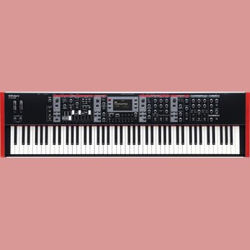 Černý digitální klavír s bílými a černými klávesami. Na levé straně je nápis Roland V-STAGE. Ovládací panel obsahuje sekce s názvy ORGAN, ACOUSTIC PI…