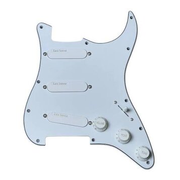 Bílá pickguard pro elektrickou kytaru s třemi výřezy pro snímače a otvory na potenciometry. U každého výřezu pro snímač je uveden nápis Lace Sensor.…