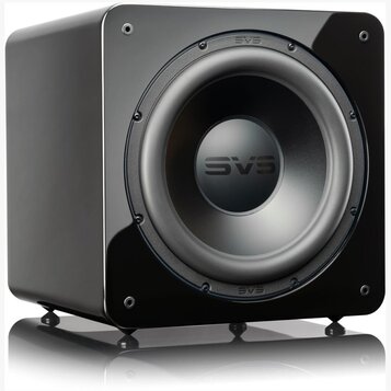 Černý subwoofer v lesklém provedení s hranatým tvarem. Na středu membrány i nahoře a dole na rámu je umístěn nápis SVS. Zařízení stojí na čtyřech krá…