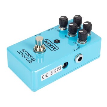 Modře barevný efekt pedál s nápisy analog chorus a MXR. Na horní straně se nachází čtyři černé ovládací knoflíky s popisky LEVEL, RATE a DEPTH. Na bo…