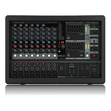 Černý mixovací pult s nápisem EUROPOWER PMP580S a logem behringer. Zařízení obsahuje několik vstupních kanálů s ovládacími knoflíky, posuvníky a digi…