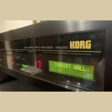 Černý digitální efektový procesor s nápisy DUAL DIGITAL EFFECT PROCESSOR DRV-3000 a žlutým logem KORG. Zařízení má displej s červeným číslem 17 a zel…