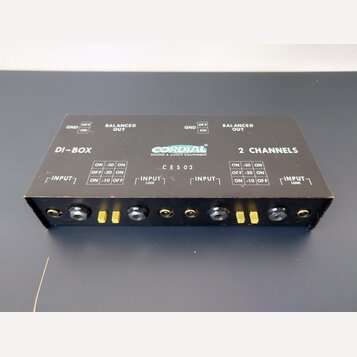 Černá DI-box s nápisy CORDJAL SOUND & AUDIO EQUIPMENT, DI-BOX a 2 CHANNELS. Na horní straně je označení modelu CES02 a přepínače pro GND (OFF/ON) a B…