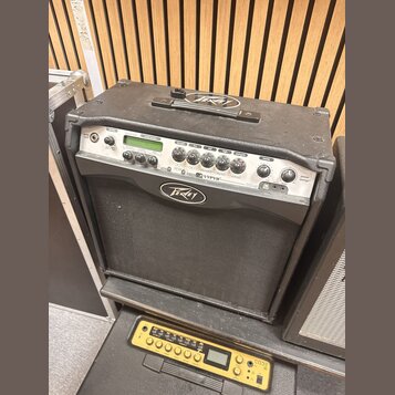 Černý kytarový kombo zesilovač s logem Peavey na horní části a na mluvící sítce. Na ovládacím panelu je nápis VYPYR a označení VLA-3. Pod ovládacími…