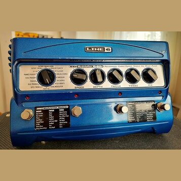 Modře lakovaný efektový pedál s nápisem MM4 Modulation Modeler a logem LINE 6. Zařízení má pět černých otočných ovladačů s popisky SPEED, DEPTH, TWEA…