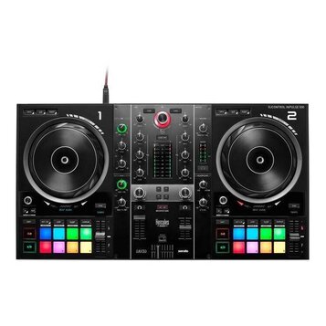 Černý DJ kontrolér s dvěma velkými jog-koly, centrálním mixážním sekcí a podsvícenými pady v spodní části. Na horní hraně jsou nápisy 1 a 2 u jednotl…