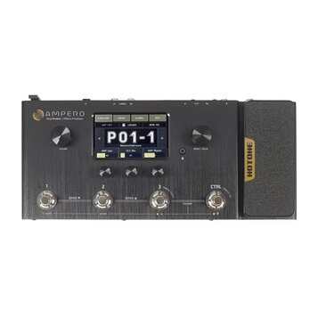 Černý efektový procesor s nápisem AMPERO Amp Modeler / Effects Processor. Zařízení má digitální displej s textem P01-1, WelcomeToAmpero a hodnotami A…