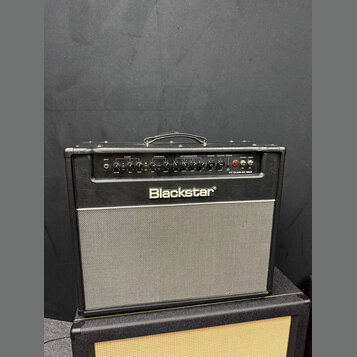 Černý kytarový kombo zesilovač značky Blackstar, model HT CLUB 40 MKII. Na horním ovládacím panelu jsou nápisy INPUT, CLEAN, OVERDRIVE, OD EQUALISATI…