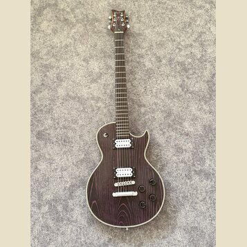 Elektrická kytara s tmavě fialovým povrchem s výraznou strukturou dřeva a bílým lemováním. Na hlavě je nápis "LTD". Nástroj má dva humbuckery s bílým…