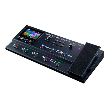 Černý kytarový procesor s displejem a expresním pedálem. Na horní části je nápis BOSS GX-100 GUITAR EFFECTS PROCESSOR a logo AIRD. Zařízení obsahuje…