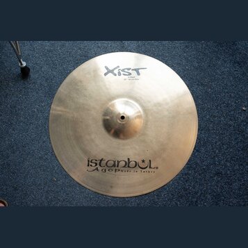 Zlatavý cimbál s viditelným broušením povrchu. V horní části je nápis XIST a pod ním text Brilliant 20" / 50 cm Ride. Ve spodní části je logo istanbu…