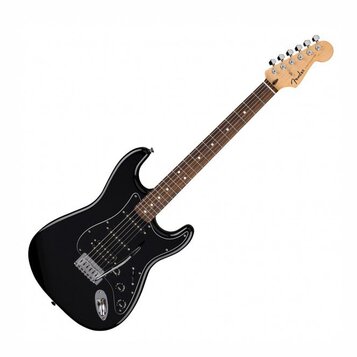 Černá elektrická kytara s hnědým hmatníkem a světlým dřevěným hlavním hmatníkem. Na hlavě je viditelné logo Fender STRATOCASTER. Kytara má tři snímač…