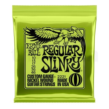 Zelené plastové balení kytarových strun s černým potiskem. Na obalu je nápis ERNIE BALL, REGULAR SLINKY a seznam průměrů strun 10, 13, 17, 26, 36, 46…