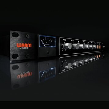 Černý rackový kompresor s nápisem WARM AUDIO v oranžové a bílé barvě. Zařízení obsahuje analogový VU metr s nápisem 4B COMPRESSION a řadu ovládacích…