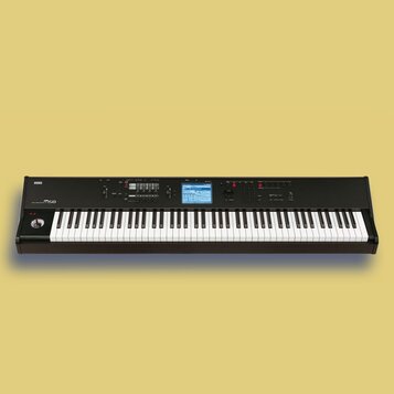 Černý klavírní syntetizátor s bílými a černými klávesami. Na levé straně je nápis KORG a pod ním označení M50 MUSIC WORKSTATION. Uprostřed se nachází…