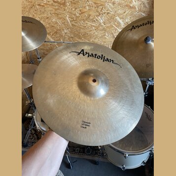 Kruhový mosazný činel s nápisem Anatolian v horní části. Ve spodní části je text Ultimate 16"/40cm Crash. Povrch vykazuje jemné rýhování a mírné znám…