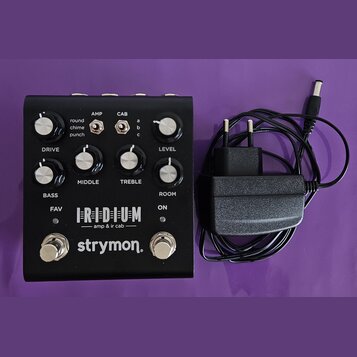 Černý kytarový pedál s nápisy IRIDIUM, amp & ir cab a strymon. Zařízení má pět bílých otočných ovladačů s popisky DRIVE, LEVEL, BASS, MIDDLE a TREBLE…