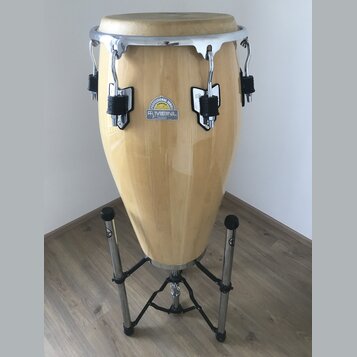 Dřevěná kongové buben v přírodní barvě s chromovaným obručem a ladidly. Na korpusu je umístěna oválná nálepka s nápisy PROFESSIONAL SERIES, MEINL a P…