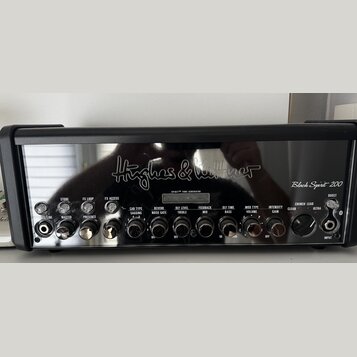 Černý kytarový zesilovač s nápisy Hughes & Kettner a Black Spirit 200. Na předním panelu je nápis SPIRIT™ TONE GENERATOR a řada ovládacích prvků s po…