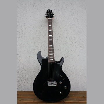 Černá elektrická kytara s dvojcutem a hnedým hmatníkem. Na hlavě je bílý nápis "LTD" a pod ním menší text "Series". Nástroj má dva humbuckery, tři ov…