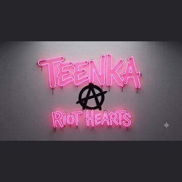 Na bílé stěně je umístěna růžová neonová nápis s textem TEENKA v horní části a RIOT HEARTS v dolní části. Mezi nimi se nachází černé symbol anarchie…