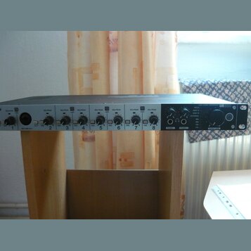 Stříbrné rackové audio rozhraní s nápisem USB AUDIO INTERFACE a označením modelu UR 18+. Přední panel obsahuje osm vstupních kanálů s ovládacími prvk…