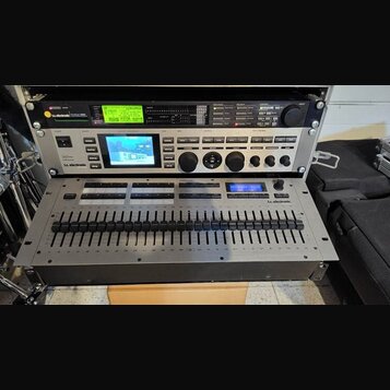 Sestava elektronických modulů značky L.C. electronic v rackovém pouzdře. Horní jednotka obsahuje displej s textem, ovládací knoflíky a nápis L.C. ele…