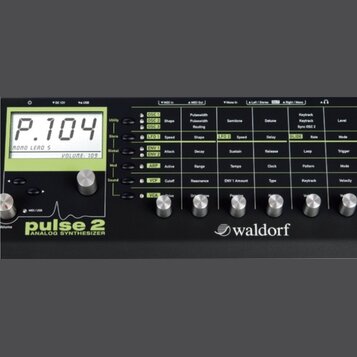 Černý analogový syntetizátor s nápisy pulse 2 ANALOG SYNTHESIZER a waldorf. V levé horní části je displej s textem P.104, MONO LEAD 5 a VOLUME: 109.…