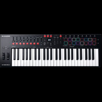 Černý MIDI kontrolér s klávesnicí. Na horním panelu jsou vidět posuvníky, červená tlačítka a sekce s nápisy M-AUDIO, SMART CHORD a OXYGEN PRO 43. V p…