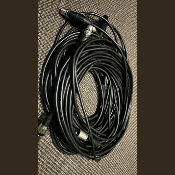 Černý srolovaný kabel s konektory typu XLR na obou koncích. Na povrchu kabelu je viditelný bílý nápis SOUND LOW NOISE CABLE. Konektory jsou vyrobeny…