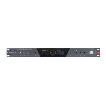 Černý rackový audio rozhraní s nápisem ORION+ v levé části. Horní hrana obsahuje text 128 Channel Transparent® 2 Interface with 64 ok APC. Na předním…