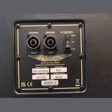 Záběr na zadní panel basové reproducingové skříně s černým povrchem. Panel obsahuje dva konektory typu Speaker (INPUT a LINK) a přepínač HF CONTROL s…