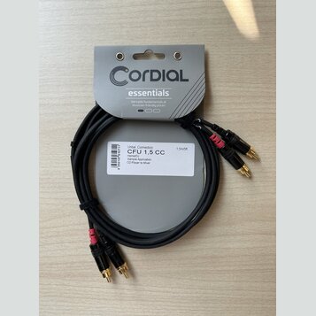 Zabalený kabel s nápisy Cordial essentials a CFU 1,5 CC. Jedná se o černý kabel s konektory typu RCA v pozlaceném provedení, přičemž červené kroužky…
