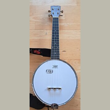 Akustický banjo s bílou membránou a hnědým hmatníkem. Na hlavě je nápis IRIN v rámečku a nad ním text REMO WE WEATHER ONE BANJO HEAD ONLY. Na hlavě h…