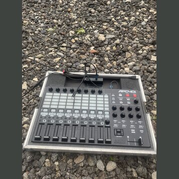 Černý MIDI kontrolér APC40 mkII značky AKAI PROFESSIONAL v hliníkovém transportním kufru s černým polstrováním. Zařízení obsahuje mřížku podsvícených…