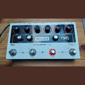 Stříbrno-černý kytarový předzesilovač s nápisy MOOER a PREAMP LIVE. Horní černý panel obsahuje šest otočných ovladačů s červenými indikátory a popisk…