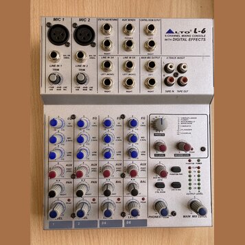 Stříbrný mixážní pult s nápisem ALTO L-6 6-CHANNEL MIXING CONSOLE WITH DIGITAL EFFECTS. Horní panel obsahuje vstupy MIC 1 a MIC 2, AUX SENDS, CONTROL…