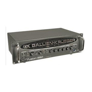 Šedý basový zesilovač v kovovém šasi s úchytmi po obou stranách. Na předním panelu je nápis GK GALLIEN-KRUEGER a modelové označení Fusion 550. Zaříze…