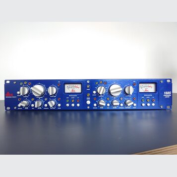 Modrý rackový kompresor a limiter značky dbx, model 160S. Přední panel obsahuje dva VU metry s logem dbx, několik otočných ovladačů a řadu tlačítek.…