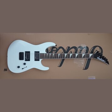 Bílá elektrická kytara s černým hardwarem a hmatníkem. Na hlavě je bílý nápis Jackson. Kytara má dva humbuckery, jeden tónový a jeden hlasitostní pot…
