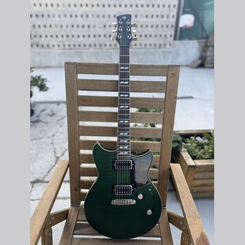 Tmavě zelená elektrická kytara s hmatníkem z tmavého dřeva a bílými vložkami. Na hlavě je viditelné logo značky Yamaha. Kytara má dva humbuckery, jed…